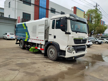 用户好评湖北省国六重汽豪沃12吨道路清扫车10吨扫路车厂家直销