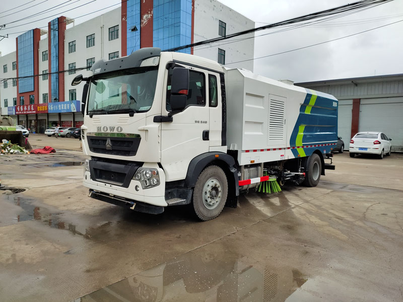 用户好评湖北省国六重汽豪沃12吨道路清扫车10吨扫路车厂家直销